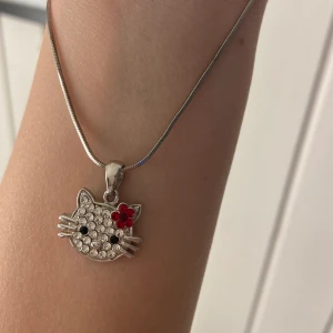 Hello Kitty halsband - Säljer ett fint Hallo Kitty halsband för 50kr (plus frakt 11kr)