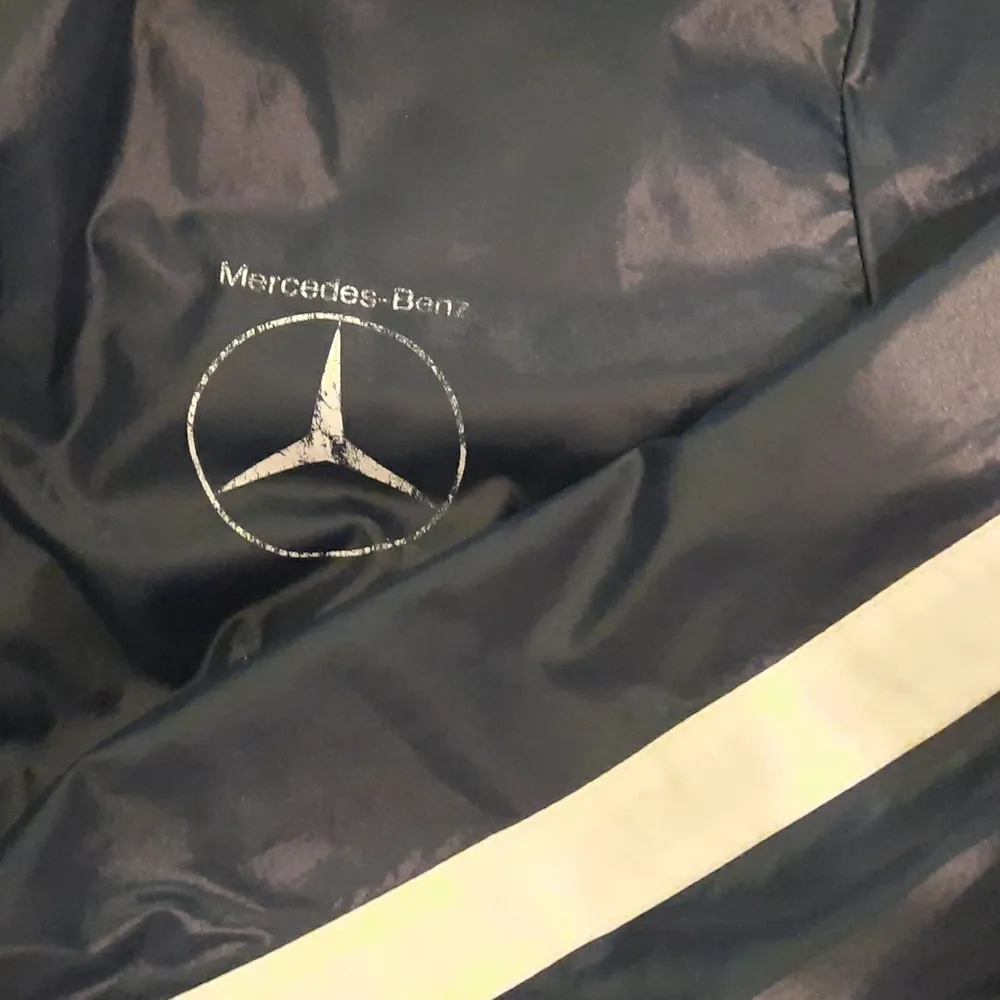 Jättefin vintage windbreaker med cool randdetalj på armen! Från humana. Har även en Mercedes-Benz logga på ena bröstet. Väldigt skön och snygg, helt oanvänd!💕. Jackor.