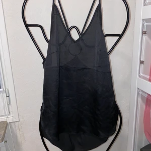 BIKBOK BT TELLA RING - Fint skick. Linne från bikbok. Modellen heter BT TELLA RING. Har en fin guldring på ryggen. Lite slits på sidorna. V-ringad. Jättefin att ha den på som den är, men även under kavaj. Storlek small. Kan skickas mot porto. Fler bilder kan ordnas vid intresse. 