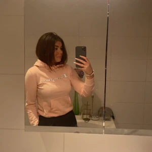 Rosa Champion hoodie - Tyvärr har denna hoddien blivit för liten... Det är en ljusrosa hoodie som är lite tunnare, perfekt på en sval sommarkväll eller slänga på sig på gymet!🤍✨