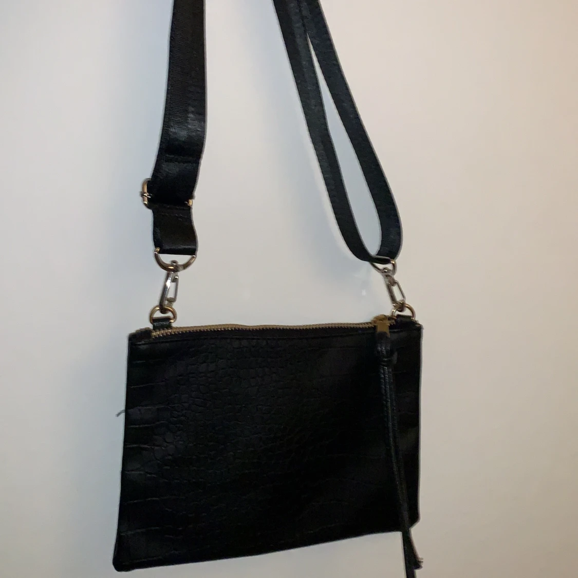 Svart väska i fakeläder 