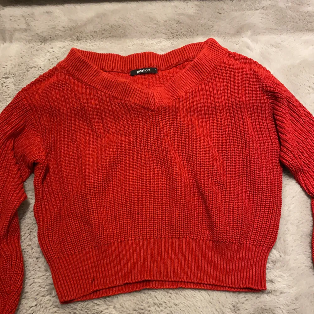 En röd stickad tröja ( OBS! mycket mer röd i verkligheten ) Men den är väldigt fin och bra material, kan vara en fin tröja på julafton också. Och denna är i stolen xs från Gina tricot💕💕. Stickat.
