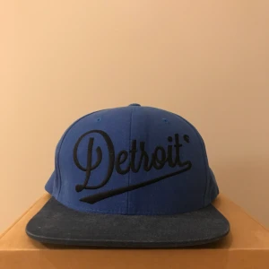 Carhartt keps  - Carhartt X STARTER collab league cap I purchased in Germany✨ The condition is new and the original price was 500 SEK! The size is one size for men :) 