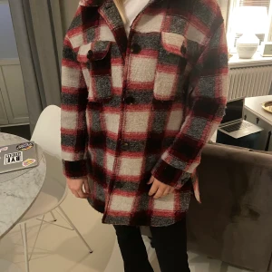 Perfekta jackan!  - Säljer min älskade jacka pga används inte. Den är i storlek 40 och helt i nyskick. 