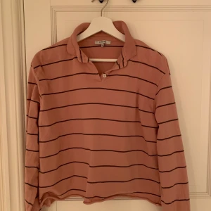 Rosa randig tröja - Säljer denna rosa-randiga långärmade tröjan från Chiquelle, som har nyansen av gammelrosa.💓 Säljer på grund av för lite användning. Köparen står för frakten 🌸