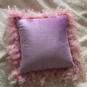 Fjäderkudde - Fjäderkudde i rosa/lila färg från ZARA HOME. Slutsåld i butik/nätet.
