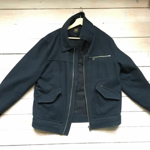 Lee 191J Jacka i strl L, mörkblå - Väldigt fin jacka/rock i perfekt skick. 