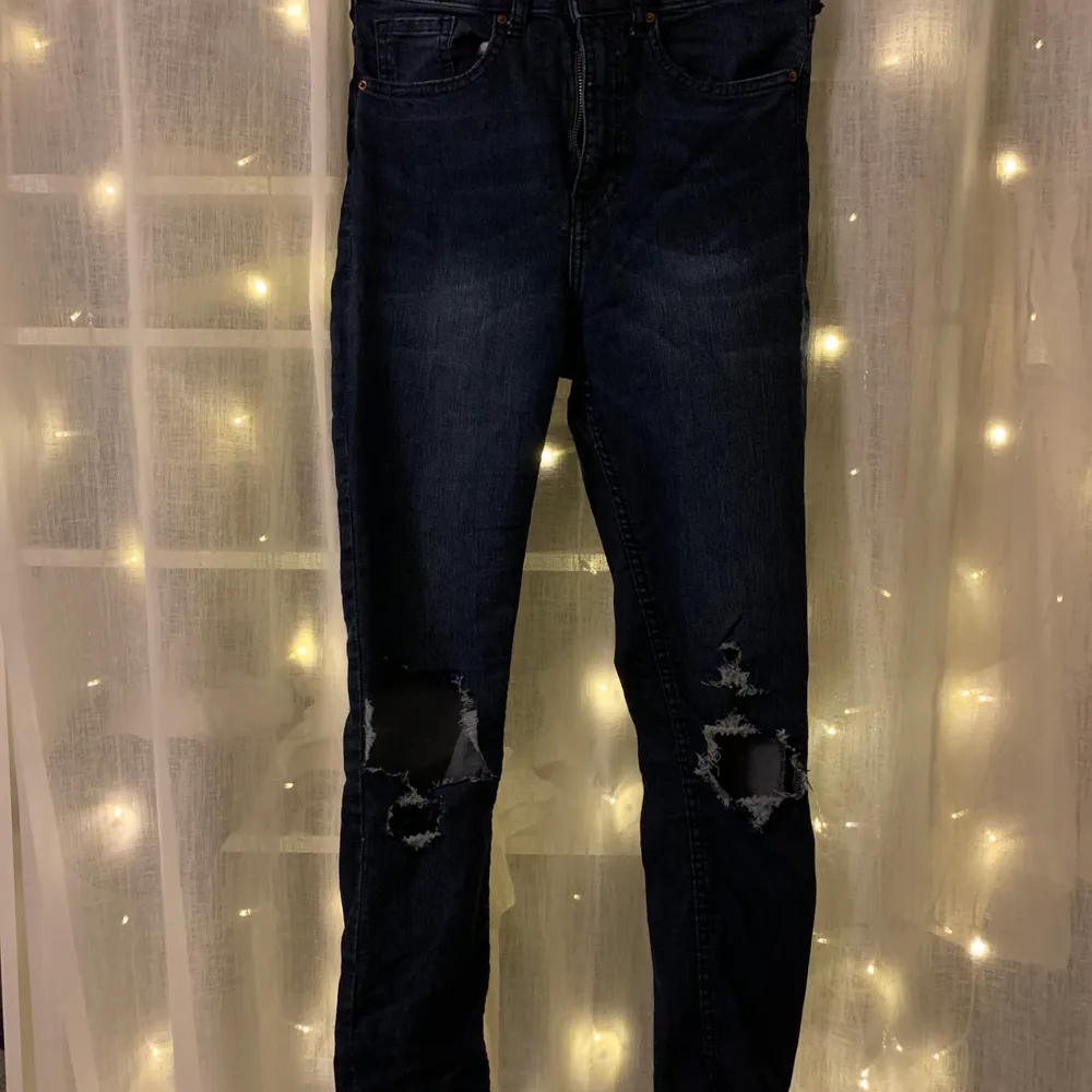 Snygga slitna jeans från HM, storlek 34 men stretchiga! 80kr eller bud. Jeans & Byxor.