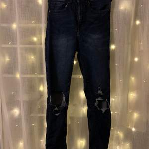 Snygga slitna jeans från HM, storlek 34 men stretchiga! 80kr eller bud