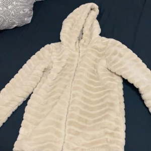 Päls jacka  - Säljer i storlek M känns som L, använd bara 2 gånger från Nelly. Kommer inte ihåg om de äkta päls eller fejk men tror fejk. Köpt för 300 säljer för 140 kr