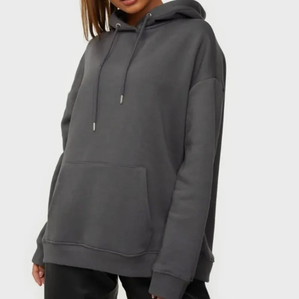 Säljer mörkgrå hoodie i mycket fint skick. Storlek M men passar mig som är storlek S, i oversized modell.. Hoodies.