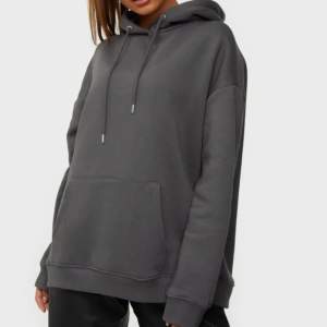 Säljer mörkgrå hoodie i mycket fint skick. Storlek M men passar mig som är storlek S, i oversized modell.