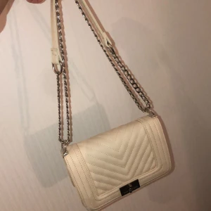 Väska - Beige väska som tyvärr aldrig kommit ordentlig använding. Endast använd vid 2 tillfällen. Perfekt skick!🌸 Pris kan diskuteras!