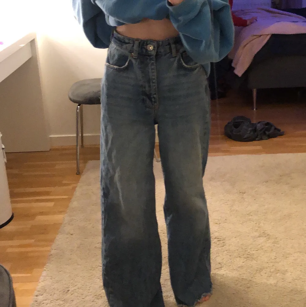 Ett par blåa stora vida jeans från Gina Tricot i storlek  34. Jeans & Byxor.