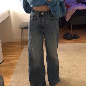 Ett par blåa stora vida jeans från Gina Tricot i storlek  34