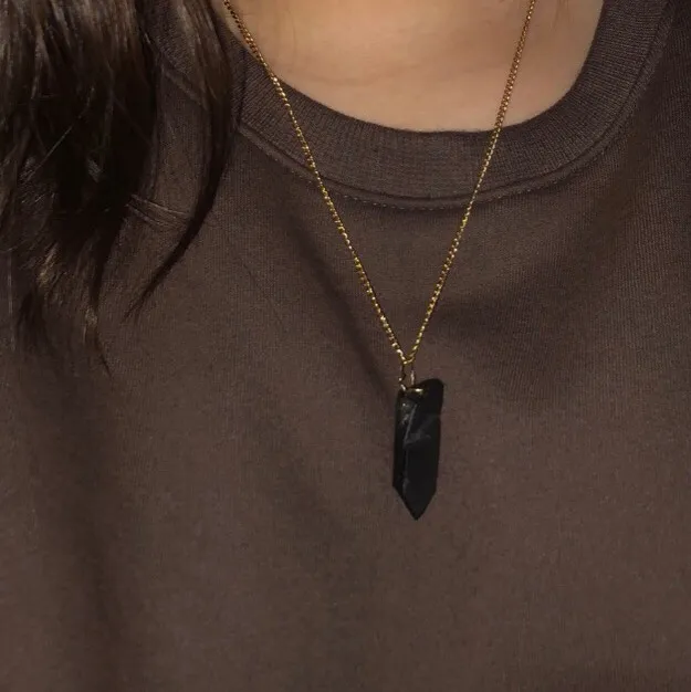 Gjort detta halsband själv, de är en svart kristall med guldkedja. Den kostar 60kr + 10kr frakt. DMa mig vid intresse💕. Accessoarer.