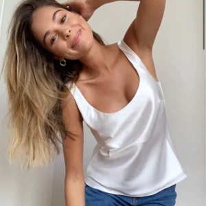 Satin linne ASOS - Oanvänt linne i satin från ASOS, jag råkade köpa 2 st likadana. Storlek 34 och är normal i storleken