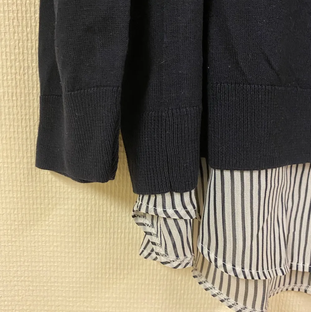 En blå tröja med en vit och svartrandig skjorta under.💕. Tröjor & Koftor.