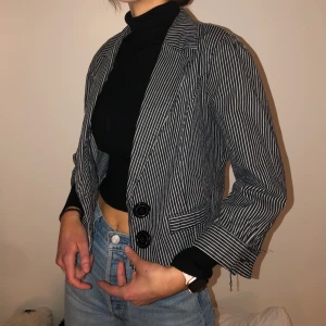 Kort randig jacka  - Kort jacka, aldrig använd, jättefin till våren! Storlek 40 men passar mindre storlekar också Pris kan sänkas vid snabb affär 