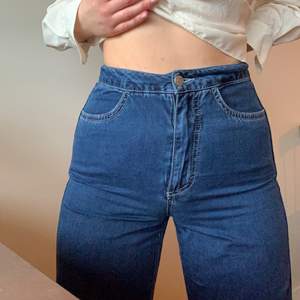 Jeans från weekday i modellen Vida med vita sömmar. Knappt använda. Storlek 34. Jag är 160 som referens. Superfin modell utan fickor bak. Skickar/möts i malmö 🦋🦋