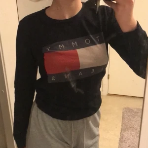Tommy hilfiger  - En jätte fin skön Tommy hilfiger tröja säljer eftersom den ej kmr mycket till användning 💕💕 tycker själv den är fin och sitter bra❤️ storlek S och säljer för 150 plus frakt 39 så det blir 189❤️