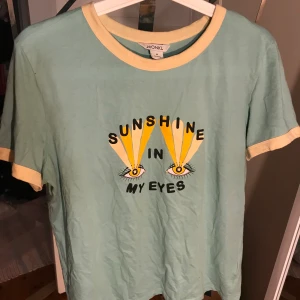 Mintgrön T-shirt  - Mintgrön T-shirt från Monki i storlek M. Den har fått lite färg från hårfärg på nackkanten och vet ej om det går bort, men inget som syns eller som man tänker på när den sitter på. Frakt tillkommer.
