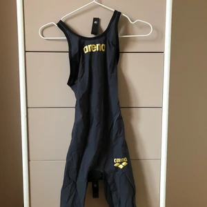 Women's Powerskin Carbon-Air Open Back - Säljer min tävlingsbaddräkt, då den inte användas längre! Endas använd några få tävlingar. Har tyvärr inte kvar orginal förpackningen eller medhavande påse till. (Nypris 2500kr)