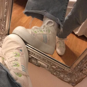 Vita sneakers - Vita ass snygga sneakers som tyvärr va för små. Köpta från en annan på Tise för 200 kr. Köparen står för frakten. Priset är diskuterbart och betalning via swish.