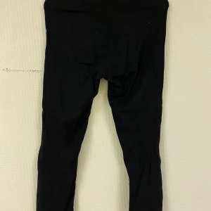 Svarta Leggings - Säljer pga att jag redan har så många leggings!💕