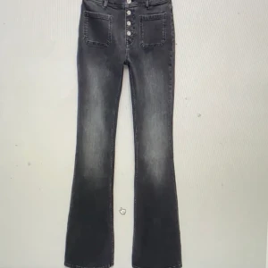 Jeans - Säljer dessa skit coola jeans från zara då de aldrig kommit till andvändning då de är för små för mig.  Inga fläckar och i nyskick dock lite små i storleken så skulle passa en 34/32 också! De är mörkare i verklighet än på första bilden mer hel svarta. Nypris ca 369kr mitt pris 150kr+frakt💕