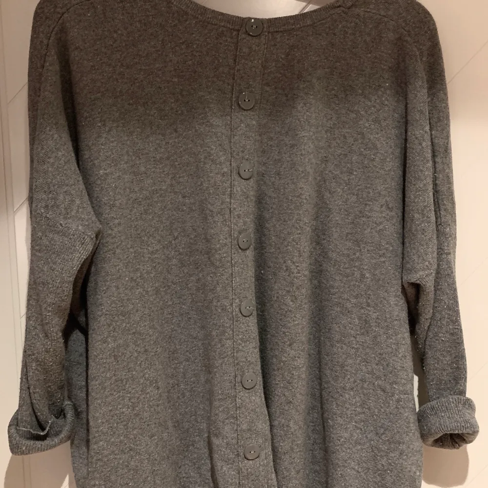 Jättefin grå tröja från Monki,ä med knappar på baksidan, str xs/s. Kan hämtas, mötas upp om i närheten eller levereras, men köparen står för frakt!. Tröjor & Koftor.