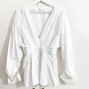 Trendig blus från H&M - Jättefin och trendig blus från H&M. Sitter jättefint på. Endast provad, helt oanvänd. 