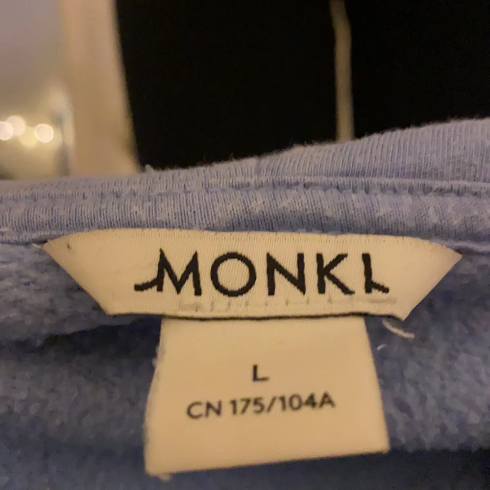 Säljer min blåa hoodie ifrån monki i storlek L. Köpt här på Plick men kom aldrig till användning, då det är lite för oversize för mig som är en S. Frakt tillkommer och pris kan diskuteras. 🥰. Hoodies.
