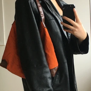 orange vintage väska - Supersnygg orange väska, bra skick! Passar så fint med en vanlig skinnjacka