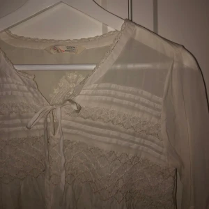 Vit blus från odd Molly  - Vit blus från odd Molly med pärlor och massa andra fina detaljer. Aldrig använd. Storlek 0, så ungefär s:))