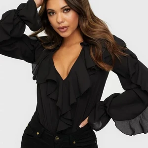 NLY TOPP - Säljer denna oanvända men testad topp/body från Nelly då den inte passar min stil. Nypris 399kr mitt pris 99kr.