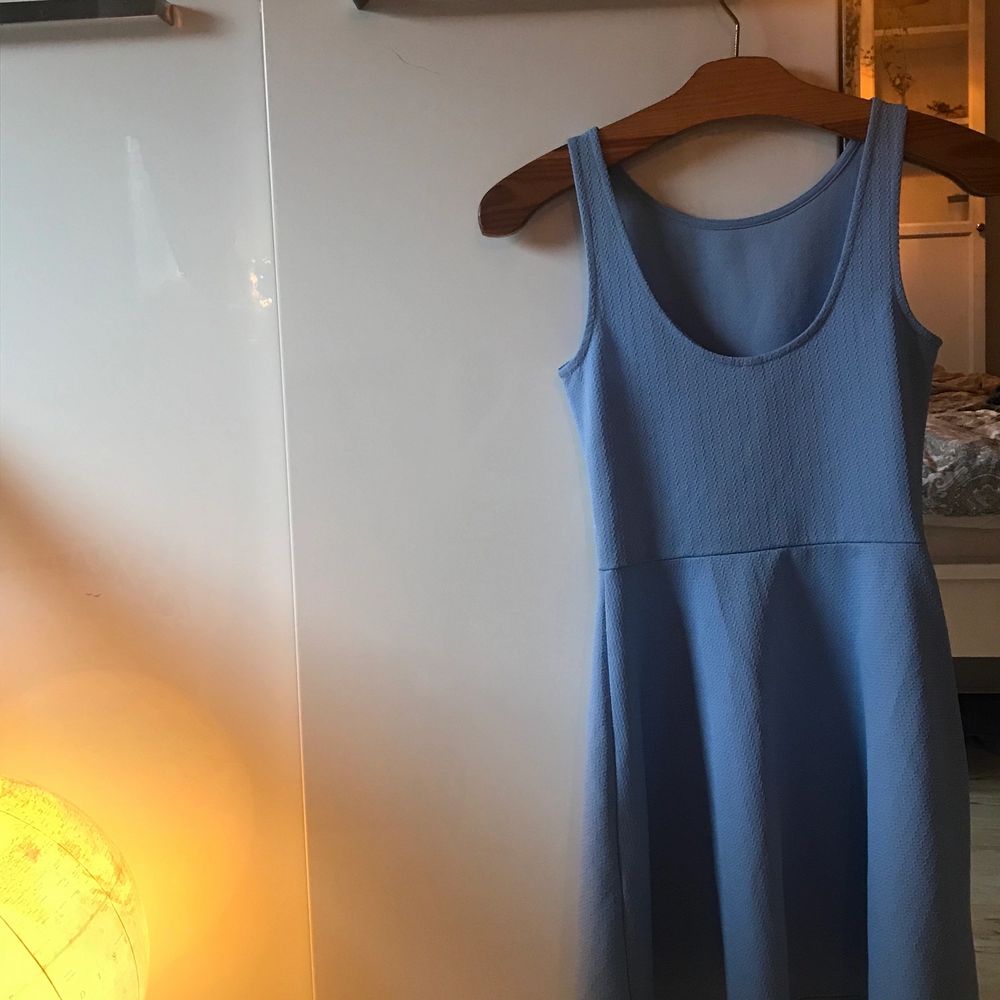 Jag säljer den här asfina klänningen pågrund av att storleken inte passar mig längre, jag är en 34/36 och klänningen är 34 men den är som en 32a!! Köpt second hand och är i väldigt bra skick!! Färgen är himmelsblå, passar jättefint på sommaren. Den är som i nyskick✨✨😼😼 säljer för 70 kronor inklusive frakt!!. Klänningar.