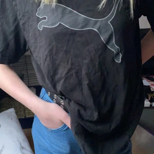 Puma t-shirt  - Storlek:S färg:svart passform:baggy t-shirt  inte använd och jätte skön💗