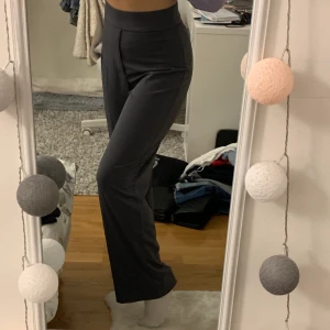 supersnygga vida kostymbyxor - säljer dessa suuupersnygga kostymbyxor från BikBok pga att de är lite för stora i midjan för mig och lite för långa i benen. använda ca 2 gånger och är så gott som nya. snygg passform med visa ben och en dragkedja i sidan. perfekt till både vardags och fest! buda i kommenarerna vid flera intressenter🥰✨