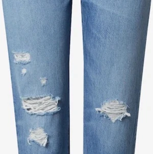 Levis 501 jeans  - Pga viktuppgång måste jag nu sälja mina kära 501or. Jättefint skick, perfekt mängd med slitningar och superfin blå färg. Använda kanske ett 10-tal gånger men de är helt utmärkt i skick. Storlek waist 23, passar en XS eller liten S.