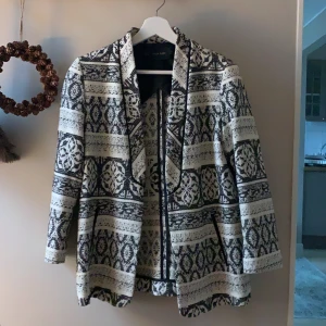 Kappa från zara - Ny kappa från zara. Använd 1 gång. Nypris:700