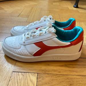 Diadora sneakers white with red and green details. Very good condition. Size: 37