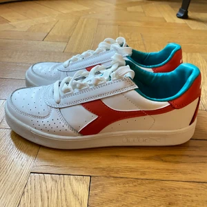 Diadora sneakers - Diadora sneakers white with red and green details. Very good condition. Size: 37