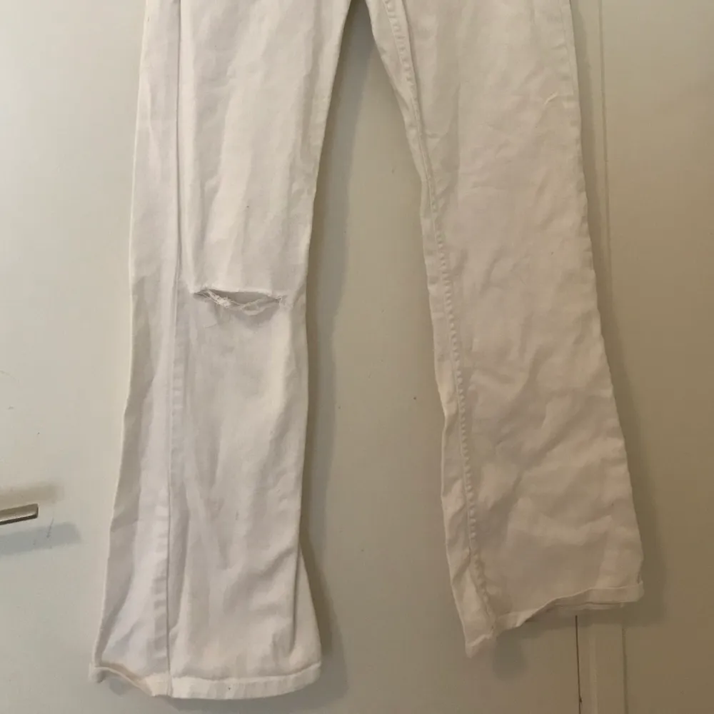 Ett par vita jeans ifrån H&M i strl M. Säljer då det är fel storlek mig. 50kr+frakt 😊. Jeans & Byxor.