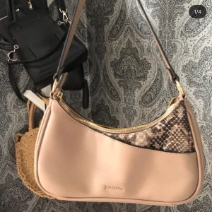 Väska  - Säljer denna väska pågrund utav den inte kommit till användning. Köpt förra vintern men aldrig använt! 