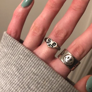 silverringar  - smiley ringen är såld!! superfina knappt använda ringar i sterling silver! justerbara så de passar i princip alla💕 köparen står för frakt🥰 100kr st