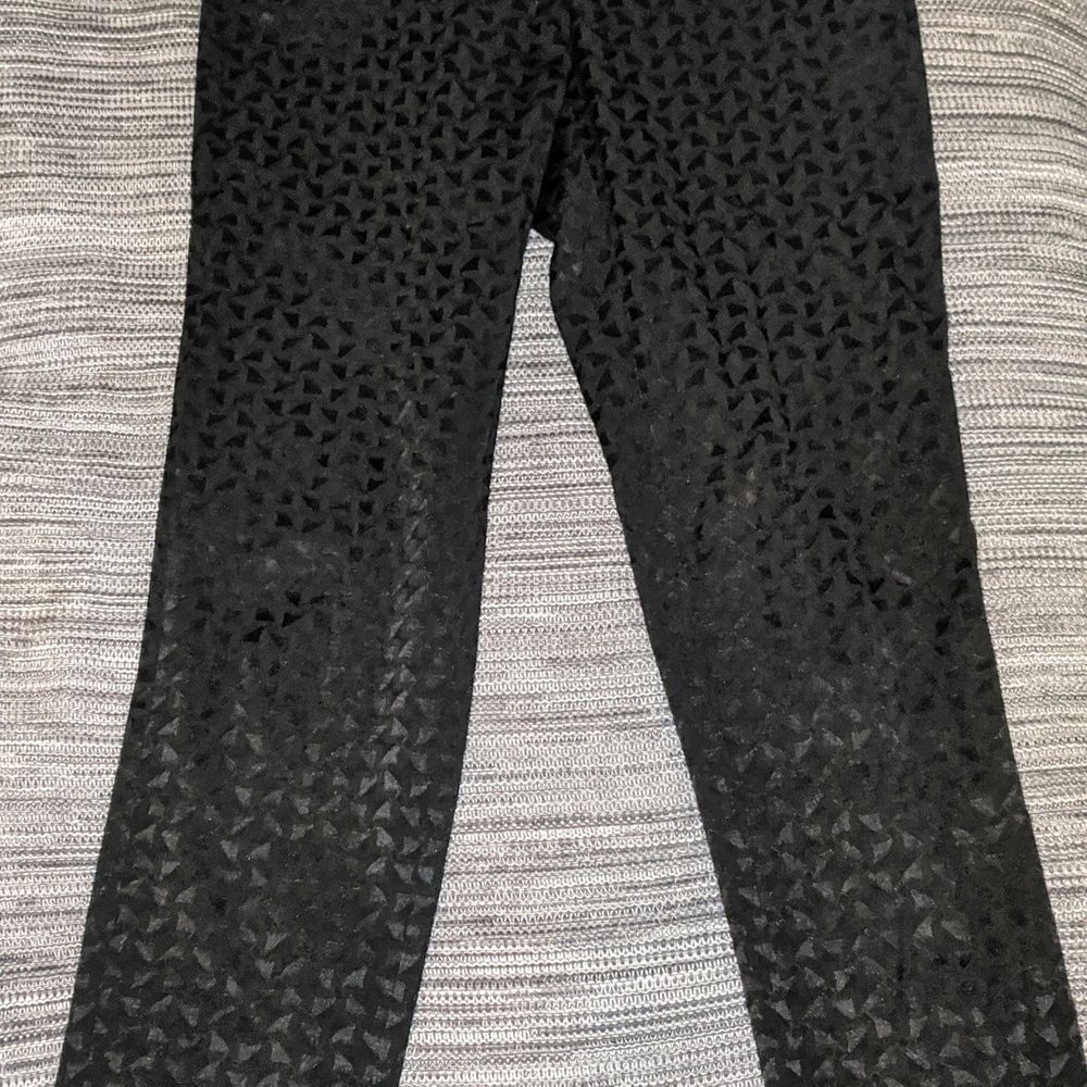 Svarta men mönstring, normalmidja, kort slits i nedre kanten . Jeans & Byxor.