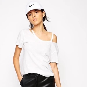 NIKE legacy91 Tech Cap - Säljer min nike legacy91 keps, haft den i två veckor och tappade bort prislappen för att lämna den tillbaka då jag inte passar så bra i keps! Jättesnygg klassisk modell som går att justera, köpt origanlpris förr 250kr