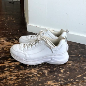 Sneakers - Vita sneakers i stl 39, de är i fint skick, lite smutsiga på innerfodret som ni ser på sista bilden! Köparen står för frakten<3