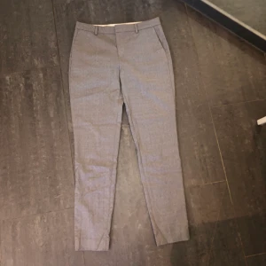 Filippa K kostymbyxor strl small - Gråa kostymbyxor från Filippa K i storlek small. Säljer på grund av att de blivit för små. Använda endast ett fåtal gånger. Köpte för ca 500 kr säljer för 90 kr plus frakt, alltså 153 kr. Priset kan diskuteras. 